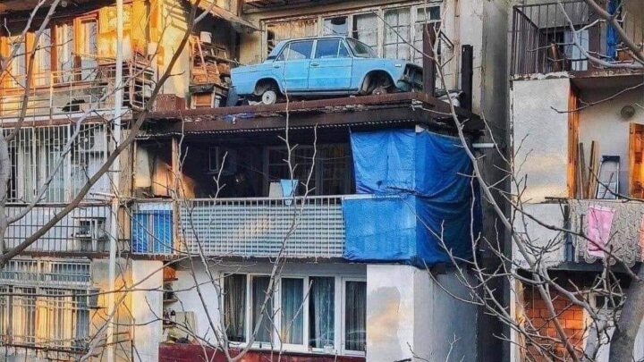 Більше 20 років в Тбілісі, на балконі четвертого поверху звичайного житлового будинку стояли … “Жигулі”